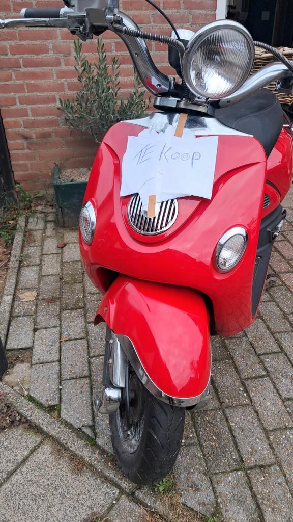 Te koop agm 25 km, Fietsen en Brommers, Snorfietsen en Snorscooters, Zo goed als nieuw, Overige merken, Benzine, Ophalen