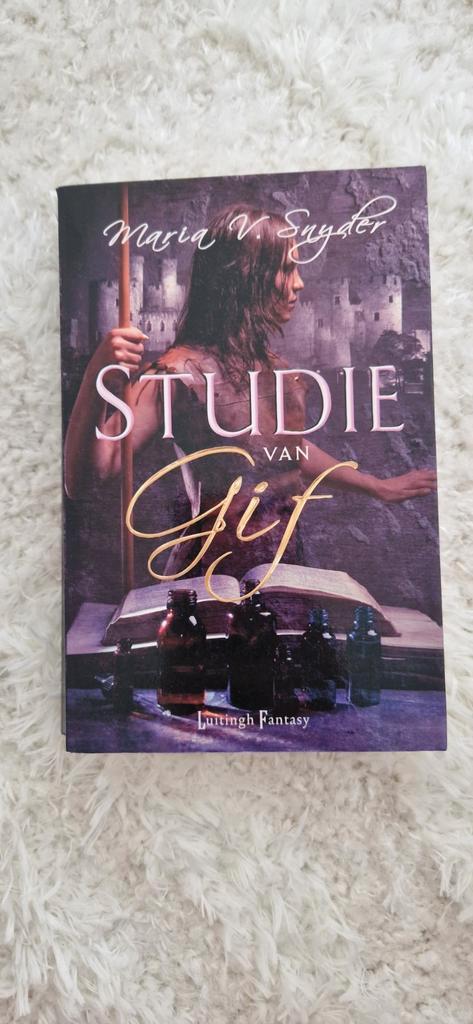 Studie van Gif, -Magie & -Vuur - Maria V. Snyder, Boeken, Fantasy, Zo goed als nieuw, Ophalen of Verzenden