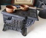 Antiek mini gietijzeren fornuisje Queen met 2 pannetjes, Ophalen of Verzenden