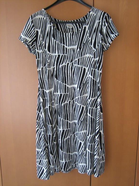 Prachtig wit-zwart grafisch jurkje FOS, 40-42 snazzeys, Kleding | Dames, Jurken, Nieuw, Maat 42/44 (L), Zwart, Onder de knie, Verzenden