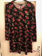 V) a14 zwarte jurk met rode rozen roosjes maat 36 stretch, Kleding | Dames, Jurken, Verzenden, Zwart, Zo goed als nieuw, Knielengte