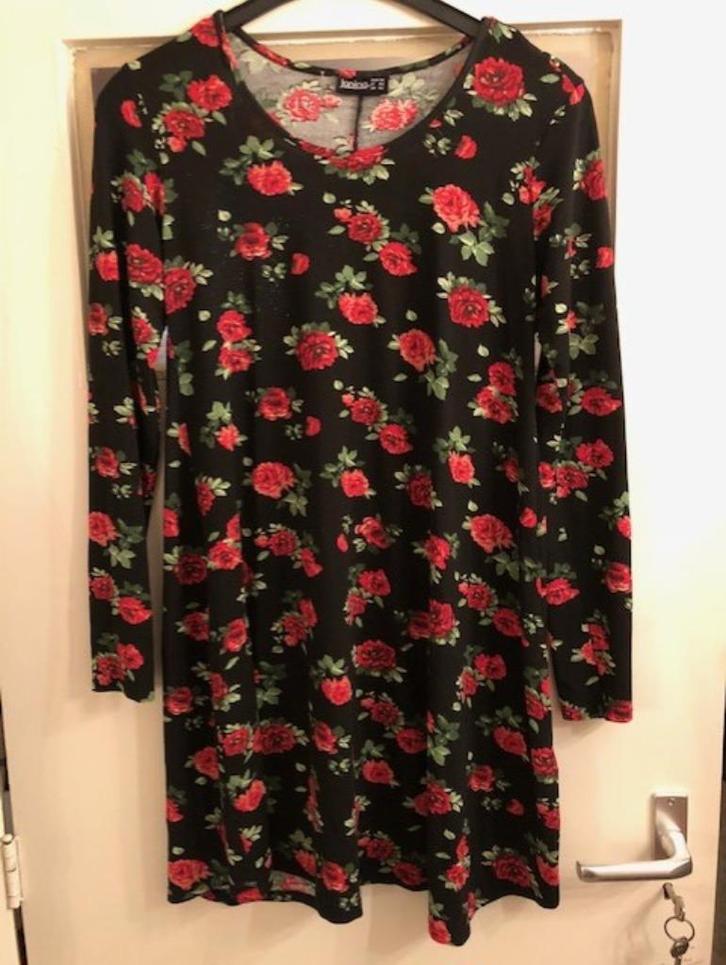 V) a14 zwarte jurk met rode rozen roosjes maat 36 stretch, Kleding | Dames, Jurken, Zo goed als nieuw, Maat 36 (S), Zwart, Knielengte