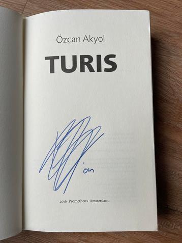 Gesigneerd - Özcan Akyol - Turis, boek, roman beschikbaar voor biedingen