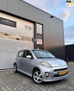 Daihatsu Sirion 2 1.3-16V Comfort Sport 5-deurs Airco 13 maa, Auto's, Daihatsu, Voorwielaandrijving, Gebruikt, 4 cilinders, Bedrijf