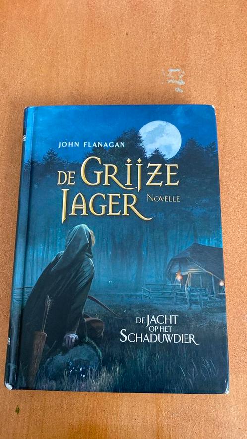 John Flanagan - De jacht op het schaduwdier, Boeken, Kinderboeken | Jeugd | 10 tot 12 jaar, Zo goed als nieuw, Ophalen of Verzenden