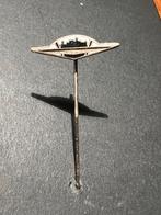 Vintage AWE Wartburg Auto Emaille Pin 1950s, Verzamelen, Speldjes, Pins en Buttons, Ophalen of Verzenden, Gebruikt, Transport