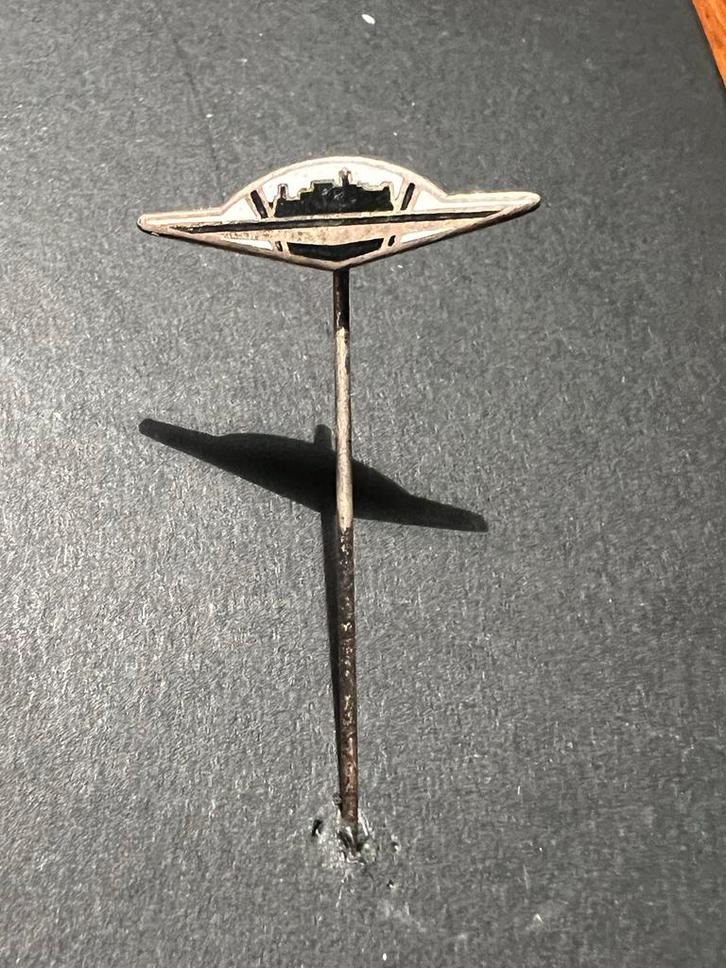 Vintage AWE Wartburg Auto Emaille Pin 1950s, Verzamelen, Speldjes, Pins en Buttons, Gebruikt, Speldje of Pin, Transport, Ophalen of Verzenden