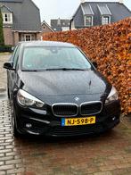 BMW 2-Serie Active Tourer 218i 136pk 2016 dealer onderhouden, Auto's, BMW, Voorwielaandrijving, 65 €/maand, Zwart, Handgeschakeld