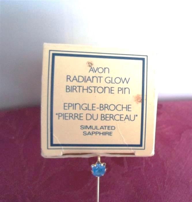 AVON Pin Birthstone Saffier. September. In originele doos., Sieraden, Tassen en Uiterlijk, Broches, Nieuw, Overige materialen