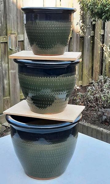 3  bloempotten  voor buiten             diam 20 - 26 - 30 cm beschikbaar voor biedingen
