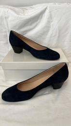 Donkerblauw suede pump 40 met klein hakje, Nieuw, Blauw, Ophalen of Verzenden