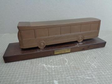 vergulde bus op plankje beschikbaar voor biedingen