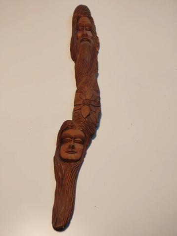 Wandhanger gesneden hout beschikbaar voor biedingen