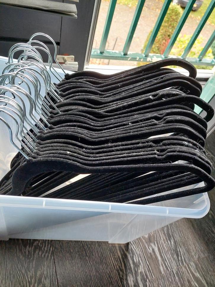 30x Zwarte Velvet Kledinghangers, Kleding | Dames, Kledinghangers, Nieuw, Fluweel, Kinderen en Volwassenen, Ophalen
