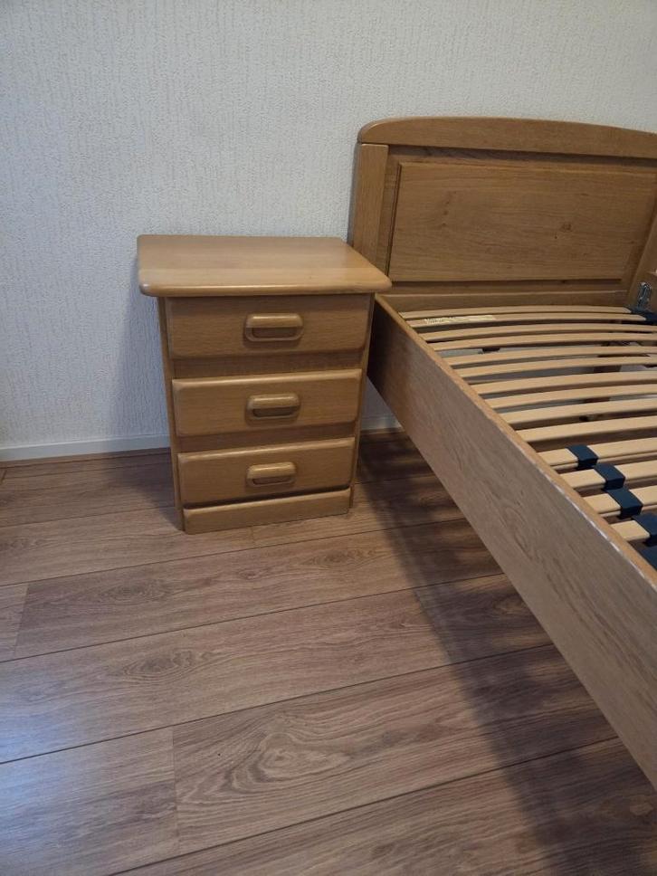 Eiken seniorenbed met verstelbare bedbodem en nachtkastje, Huis en Inrichting, Slaapkamer | Bedden, Zo goed als nieuw, Eenpersoons
