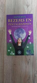 Bezems en Pentagrammen - Handboek Jonge Heks, Spiritualiteit algemeen, Ophalen of Verzenden, Zo goed als nieuw, Minerva