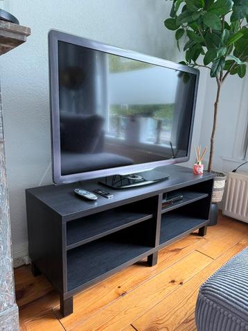 Zwart tv meubel op poten, 120x48x40cm beschikbaar voor biedingen