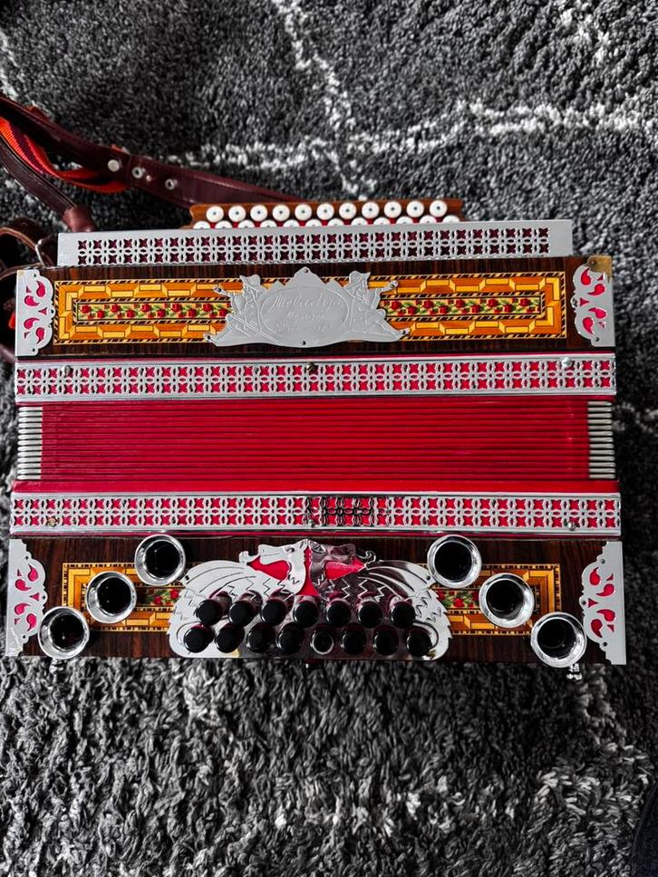 Schitterende Melodia Mengens C-F-B-Es, Muziek en Instrumenten, Accordeons, Zo goed als nieuw, Overige formaten, Overige merken