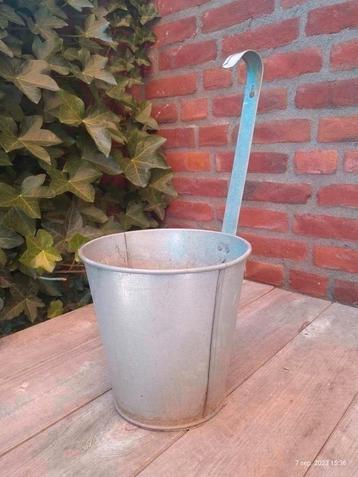 Zinken bloembak, bloempot, hangpot. beschikbaar voor biedingen