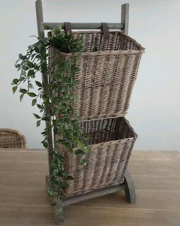 🌿 Brocante houten rek, met rattan manden 🌿 85 cm hoog.  beschikbaar voor biedingen