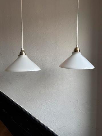 Set 2 vintage melkglas driehoek glazen opaline hanglamp wit beschikbaar voor biedingen