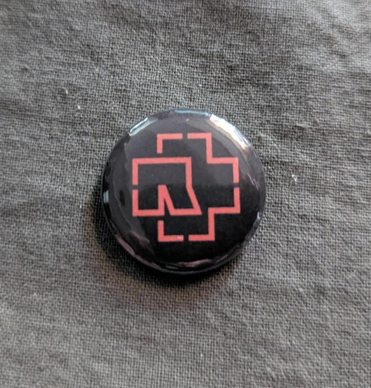 Rammstein Band button – 25mm button / speld / pin, Verzamelen, Speldjes, Pins en Buttons, Nieuw, Button, Overige onderwerpen, Verzenden