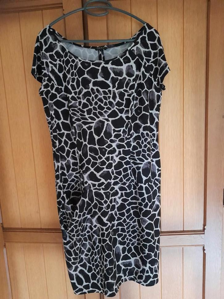 Jurk van Moq maat 44 travelstof zwart wit, Kleding | Dames, Jurken, Zo goed als nieuw, Maat 42/44 (L), Zwart, Verzenden