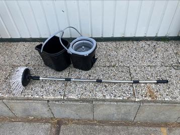 Emmer met mop en deelbare steel beschikbaar voor biedingen