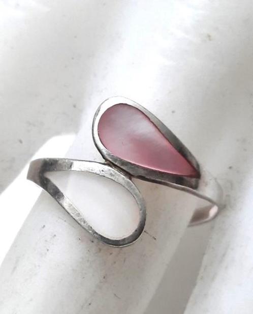 Prachtige zilveren ring met witte en roze parelmoer 925 (754, Sieraden, Tassen en Uiterlijk, Ringen, Zo goed als nieuw, Dame, 20 of groter