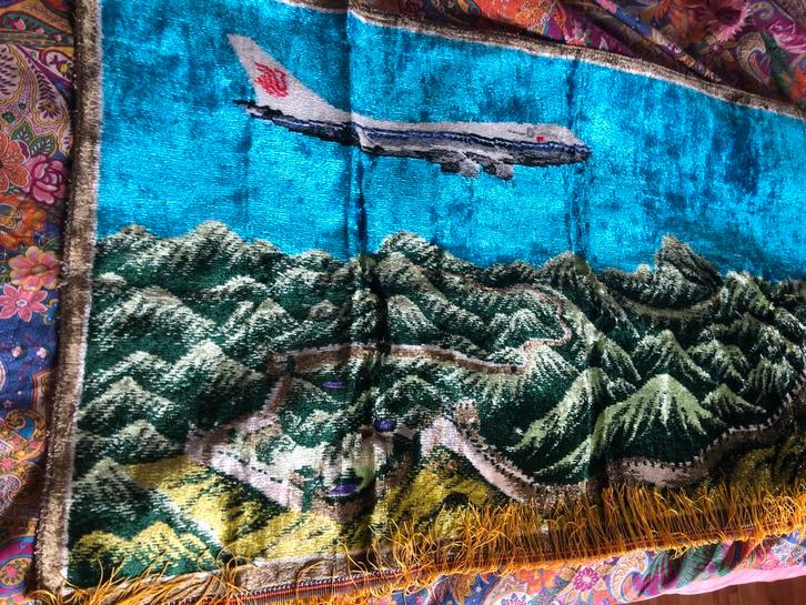 Uniek Muur Tapijt met Vliegtuig en Bergen, Huis en Inrichting, Stoffering | Tapijten en Kleden, Zo goed als nieuw, 100 tot 150 cm