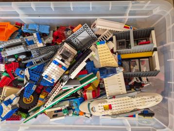 Lego, 10 kg in een Really Useful Box beschikbaar voor biedingen