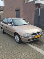 Opel Astra 1.6 I SDN 16V 1997 Beige, Auto's, Opel, Stof, 40 €/maand, 4 cilinders, 100 pk