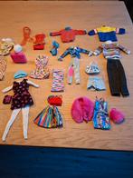 Barbie kledingsetjes en laarsen en diverse artikelen., Ophalen, Pop