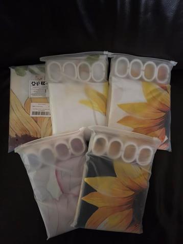 Douchegordijnen met bloemen – nieuw – €5 per stuk beschikbaar voor biedingen