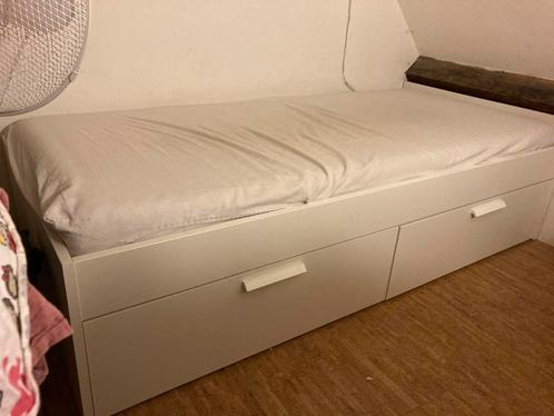 Bed, Brimnes ikea met opberglades, Huis en Inrichting, Slaapkamer | Bedden, Zo goed als nieuw, Twijfelaar, 90 cm, 200 cm, Hout