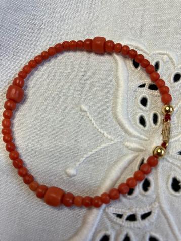 Antieke bloedkoraal kinder armband beschikbaar voor biedingen