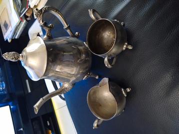 theepot met melkkan en suikerpot beschikbaar voor biedingen