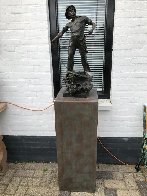 TUINBEELD Zeeman Waagen OP ZUIL pilaar Bronslook, Tuin en Terras, Tuinbeelden, Zo goed als nieuw, Mensenbeeld, Kunststof, Ophalen