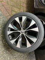 Skoda Superb ORIGINELE set met winterbanden 235/45R18, Auto-onderdelen, Banden en Velgen, Gebruikt, Banden en Velgen, 17 inch
