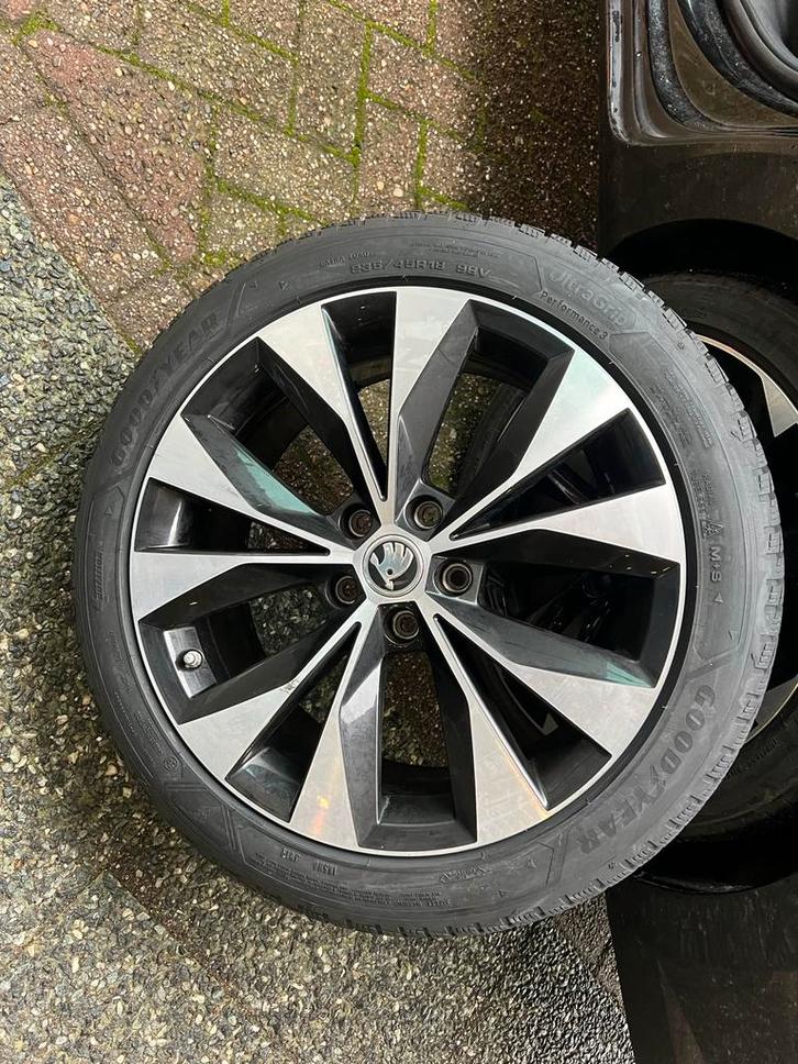 Skoda Superb ORIGINELE set met winterbanden 235/45R18, Auto-onderdelen, Banden en Velgen, Banden en Velgen, Zomerbanden, 17 inch