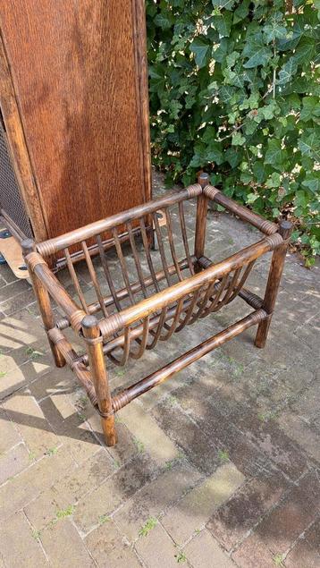 Vintage bamboe rotan lectuurbak krantenbak boho bohemian beschikbaar voor biedingen