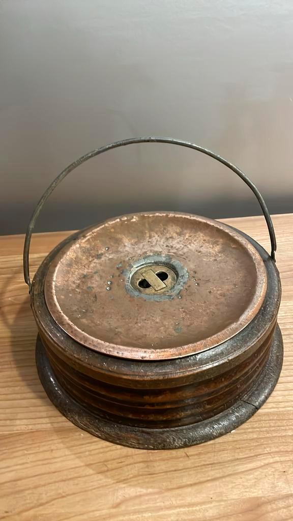 Antieke koperen voetenstoof met houten onderstel, Antiek en Kunst, Antiek | Koper en Brons, Koper, Ophalen of Verzenden