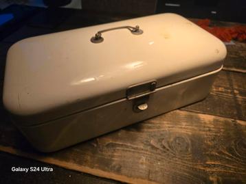 Emaille broodtrommel (kat) beschikbaar voor biedingen