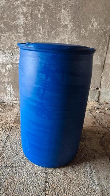 Plastic vat 210 liter beschikbaar voor biedingen