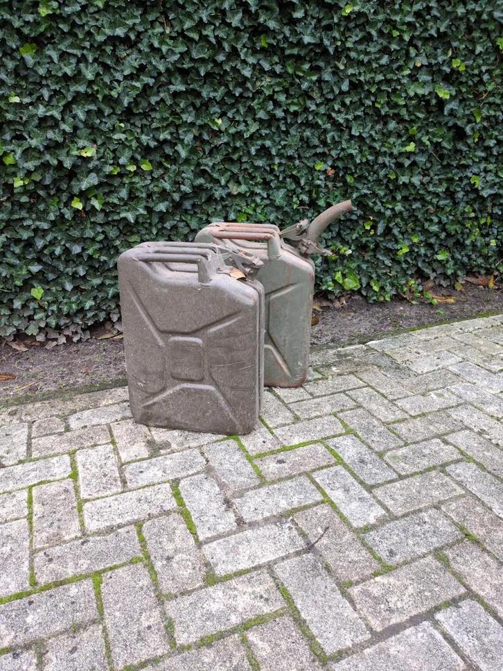 2 Metalen Jerrycans met Schenkmond, Auto diversen, Overige Auto diversen, Ophalen of Verzenden