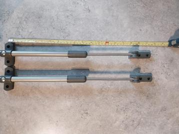 Set Axa raam uitzetijzers zo goed als nieuw beschikbaar voor biedingen