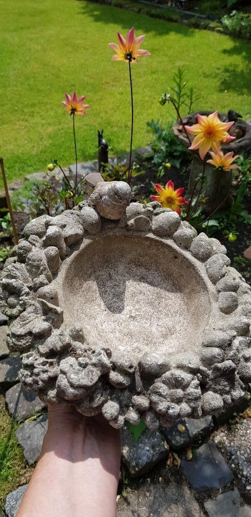 Oud klein vogelbad drinkschaal beton +vogeltje tuindecoratie, Tuin en Terras, Tuinbeelden, Gebruikt, Overige typen, Beton, Ophalen of Verzenden