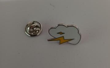 Broche pin wolk wit met bliksem beschikbaar voor biedingen
