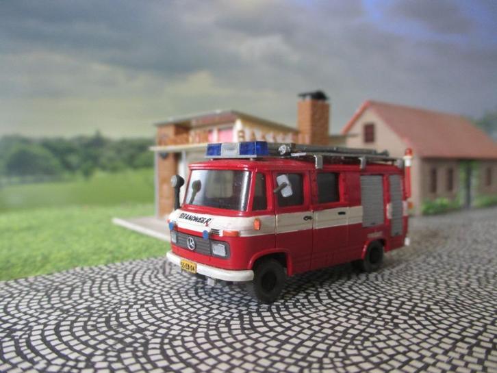 Mercedes 406 DoKa Rosenbauer pomp- materiaalwagen Nederland, Hobby en Vrije tijd, Modelauto's | 1:87, Gebruikt, Bus of Vrachtwagen