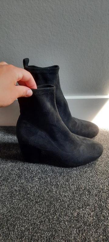 Only stretch korte zwarte enkellaars beschikbaar voor biedingen